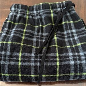 Men’s Plaid Black and Green pajama pants/bottoms sz XL. Great condition. Drawstr